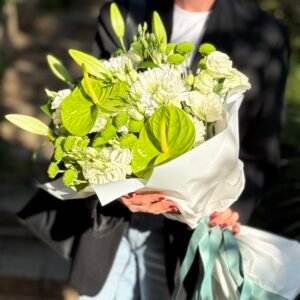 Ram gran en blanc i verd amb anthuriums, crisantems, lisianthus, lliris i verd decoratiu