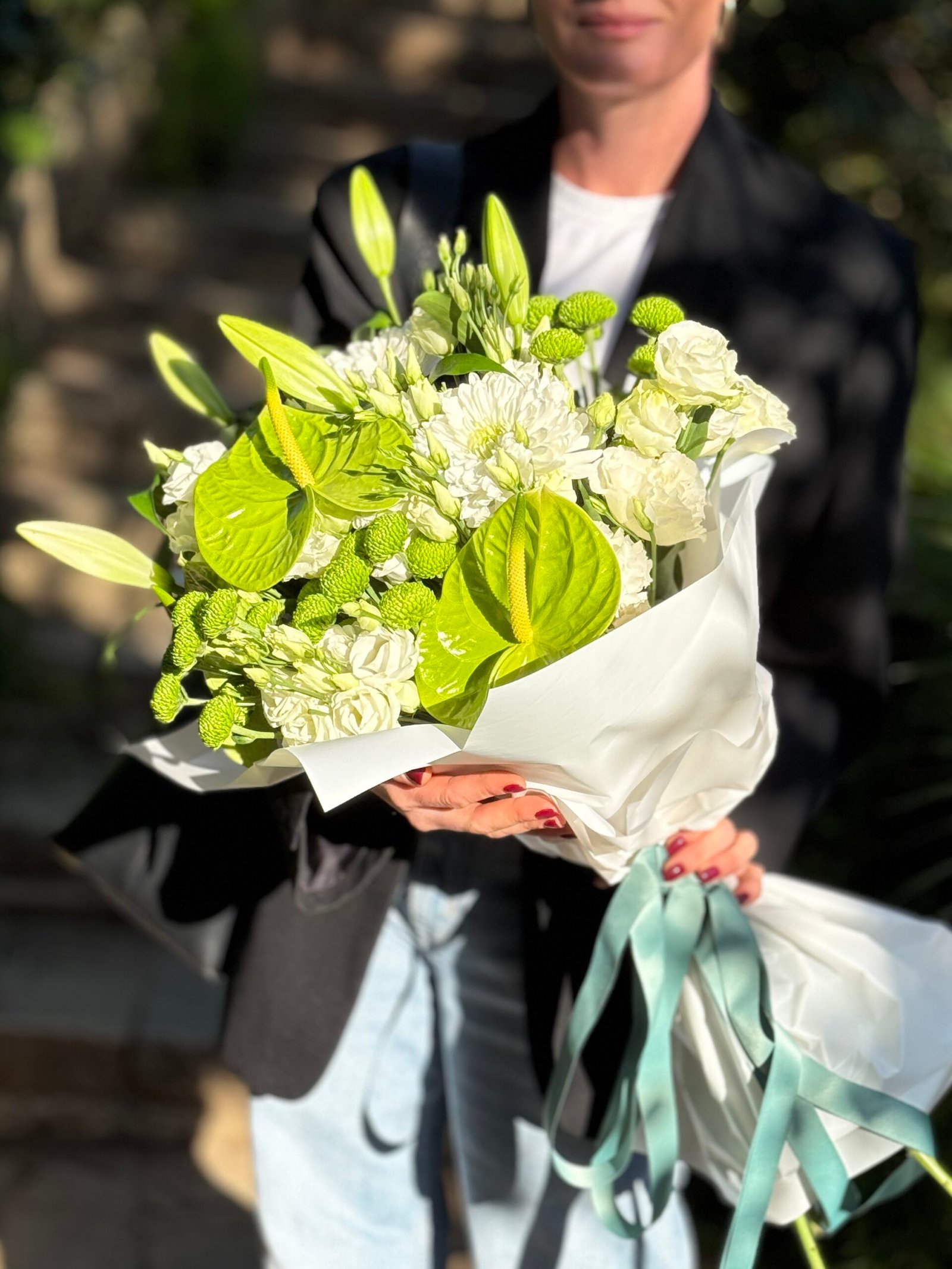 Ram gran en blanc i verd amb anthuriums, crisantems, lisianthus, lliris i verd decoratiu