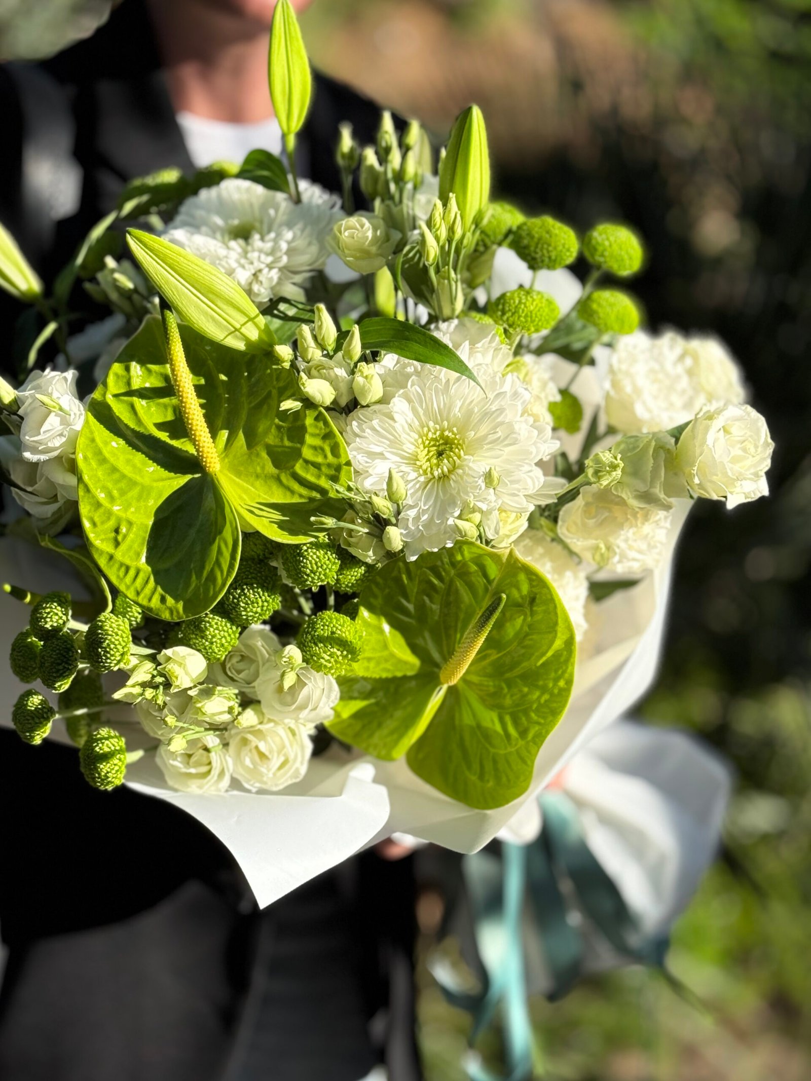Ram gran en blanc i verd amb anthuriums, crisantems, lisianthus, lliris i verd decoratiu - Imatge 2