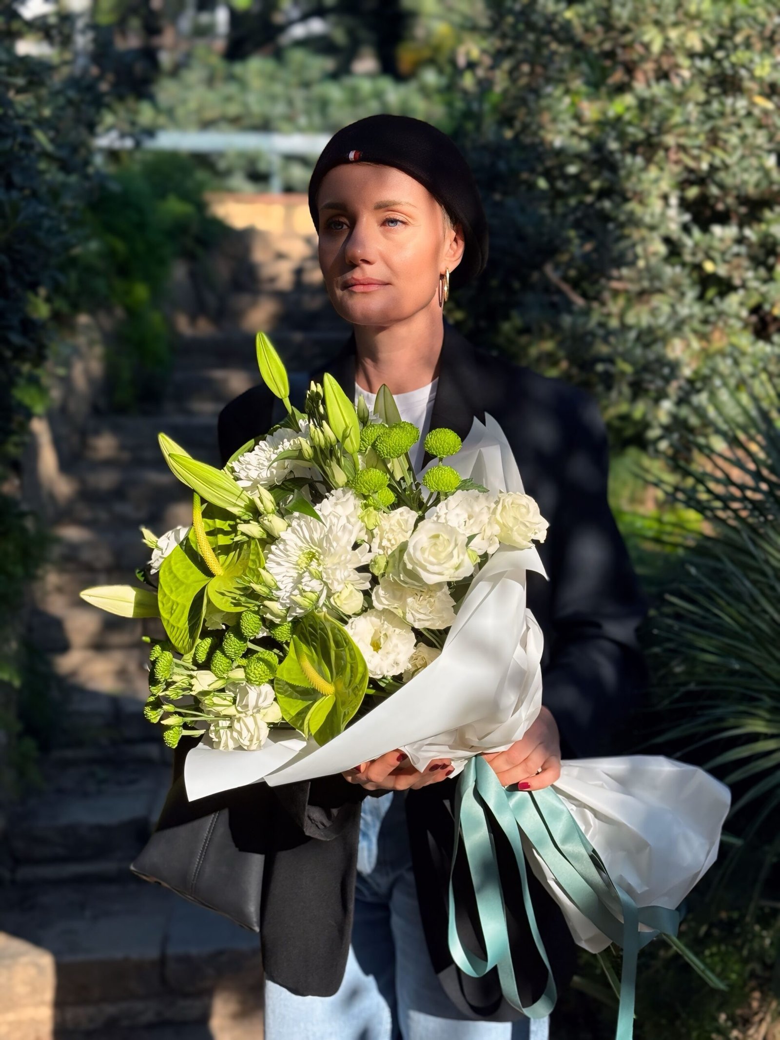 Ram gran en blanc i verd amb anthuriums, crisantems, lisianthus, lliris i verd decoratiu - Imatge 3