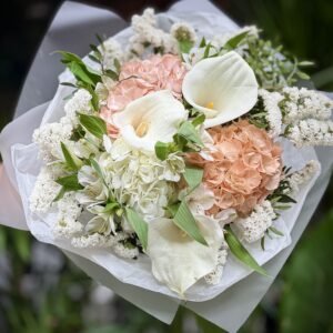 Ram de lliris, hortènsies, alstroemèries i flors seques